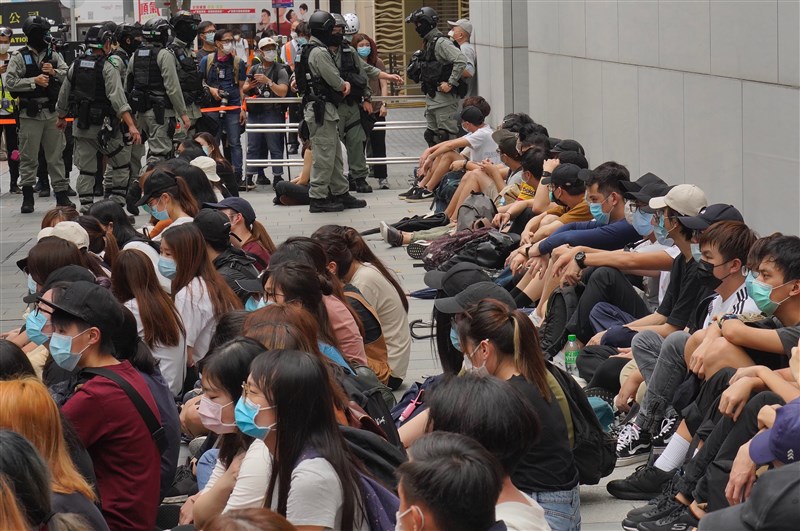 中國全國人大常委會30日全票通過「港區國安法」。陸委會嚴正譴責中共執意傷害港人自由、人權、法治等核心價值,並呼籲國人赴港前應注意可能面臨風險。圖為香港國歌條例草案27日在立法會恢復二讀,再度引發抗爭。(美聯社)