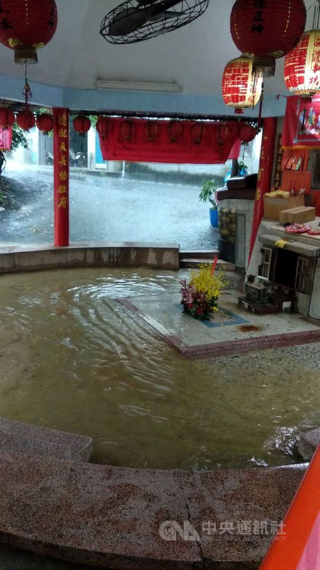 屏東縣一夜豪雨,到27日上午11時,已下了近300毫米的雨量;沿海的枋寮鄉水底寮出現嚴重淹水災情,土地公廟也泡水。(枋寮鄉民張仁吉提供)中央社記者郭芷瑄傳真 109年5月27日