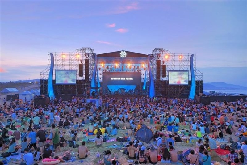 新北市府觀光旅遊局27日宣布,原訂7月舉辦的貢寮國際海洋音樂祭停辦。(圖取自facebook.com/hohaiyan)
