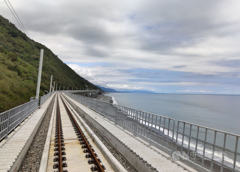 環島鐵路電氣化最後一哩路台東段,其中多良段2.7公里改道,沿著海邊架設高架鐵道,銜接「最美火車站」多良車站,歷時3年的工程28日完工通車。中央社記者盧太城攝 109年5月28日