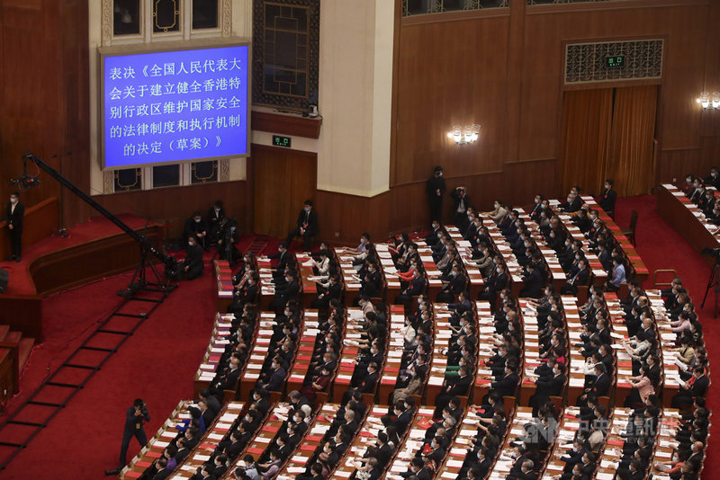 中國第13屆全國人民代表大會第三次會議28日在北京人民大會堂舉行閉幕式。會議表決通過「全國人民代表大會關於建立健全香港特別行政區維護國家安全的法律制度和執行機制的決定」,授權制定港版國安法。(中新社提供)中央社 109年5月28日
