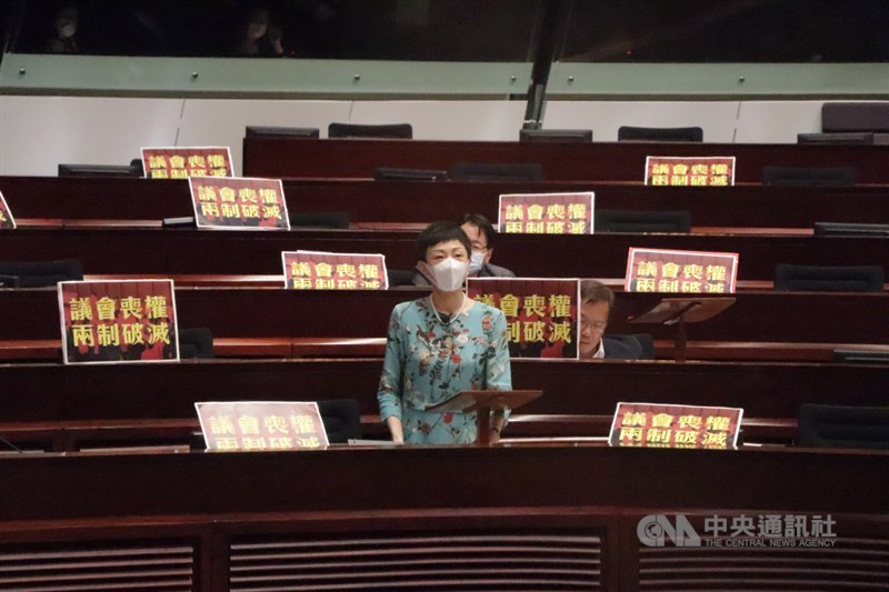 香港立法會27日恢復二讀辯論「國歌條例草案」,泛民議員事前曾試圖拖延辯論,但被主席否決;圖為泛民議員陳淑莊在二讀辯論中發言。中央社記者張謙香港攝 109年5月27日