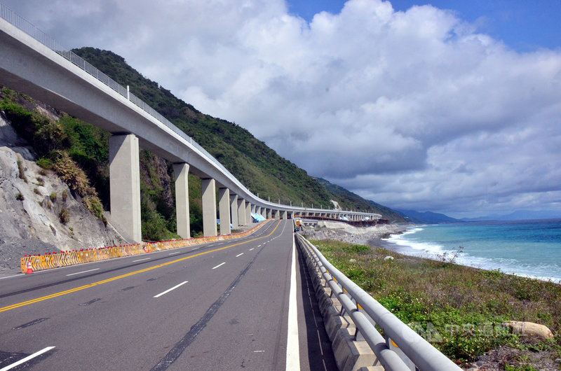 被譽為環島鐵路最美的一段鐵道-台東多良段新線28日通車,高架鐵道依山傍海,曲線型的鐵道又像盤據山頭的巨龍,將會是環島鐵路最美的一段。中央社記者盧太城台東攝 109年5月28日