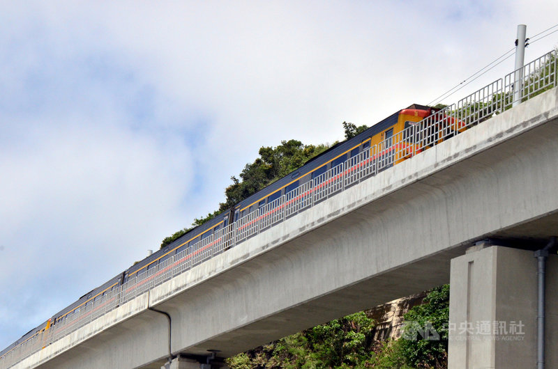 被譽為環島鐵路最美的一段鐵道-台東多良段新線28日通車,高架鐵道依山傍海,列車上許多旅客不知道多良路段鐵道換路線,當火車出了隧道,眼前冒出一片湛藍海面時才嚇一跳,直說「真是太美了」。中央社記者盧太城台東攝 109年5月28日