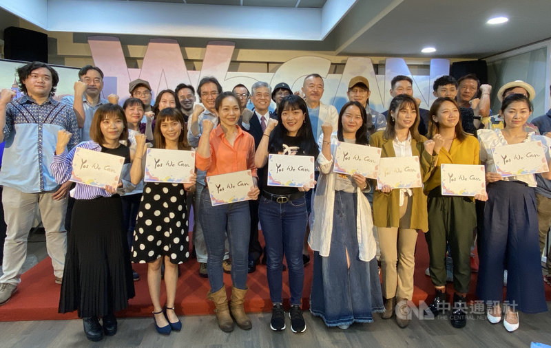 財團法人客家公共傳播基金會為撫慰民眾在防疫期間的苦悶,邀請金曲獎得主黃連煜(後排右5,白外套者)與30名歌手28日一起發表「Yes We Can」新歌,希望全球共同戰勝疫情。中央社記者邱俊欽桃園攝 109年5月28日