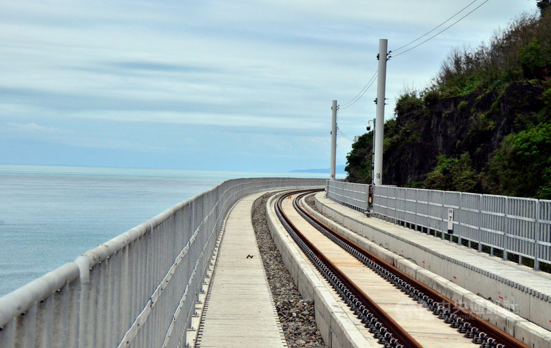 被譽為環島鐵路最美的一段鐵道-台東多良段新線28日通車,當初鐵道設計時特別考慮美麗海景,將電線桿架設靠山邊,不會擋到視線,讓風景更美麗。中央社記者盧太城台東攝 109年5月28日