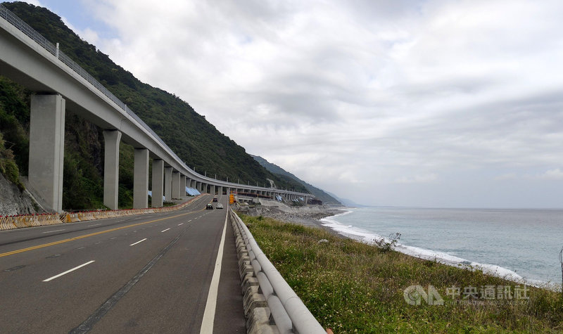 環島鐵路電氣化最後一哩路台東段,其中多良段2.7公里改道,沿著海邊架設高架鐵道,銜接「最美火車站」多良車站,宛如海上巨龍。中央社記者盧太城攝 109年5月28日