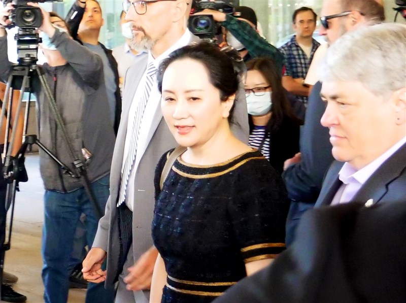 華爾街日報3日報導,美國司法部多月來與華為財務長孟晚舟(右2)商量以坦承犯行換取返回中國,但她尚未接受美方條件。圖為孟晚舟5月27日聽完宣判離開加拿大法院。(安納杜魯新聞社)