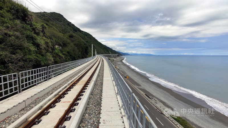 被譽為環島鐵路最美的一段鐵道-台東多良段新線28日通車,高架鐵道依山傍海,乘客坐在車廂內,感覺火車宛如漂浮在海上。中央社記者盧太城台東攝 109年5月28日