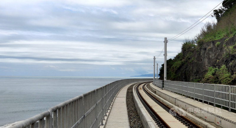 環島鐵路電氣化最後一哩路台東段,其中多良段2.7公里改道,沿著海邊架設高架鐵道,銜接「最美火車站」多良車站,一旁是太平洋,另一側是山脈,依山傍水,景色優美。中央社記者盧太城攝 109年5月28日