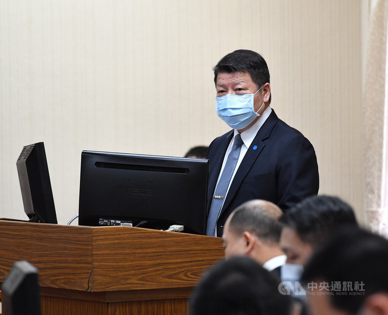 國防部軍政副部長張哲平上將(後)28日針對於外交部長吳釗燮提到中國下一步可能對台動武一事表示,國軍對台海周邊任何國家、中共的機艦活動都能有效掌握應處,至於攻台一說,中國從來沒有放棄以武力犯台,國軍對於周邊情況都會強化監偵作為,並有效掌握。中央社記者王飛華攝 109年5月28日