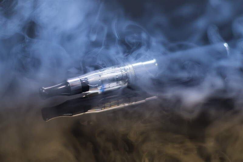 國健署9日提醒，未來全面禁止電子煙等類菸品製造、輸入、販賣、使用等，違者最高可罰5000萬元罰鍰。（圖取自Pixabay圖庫）