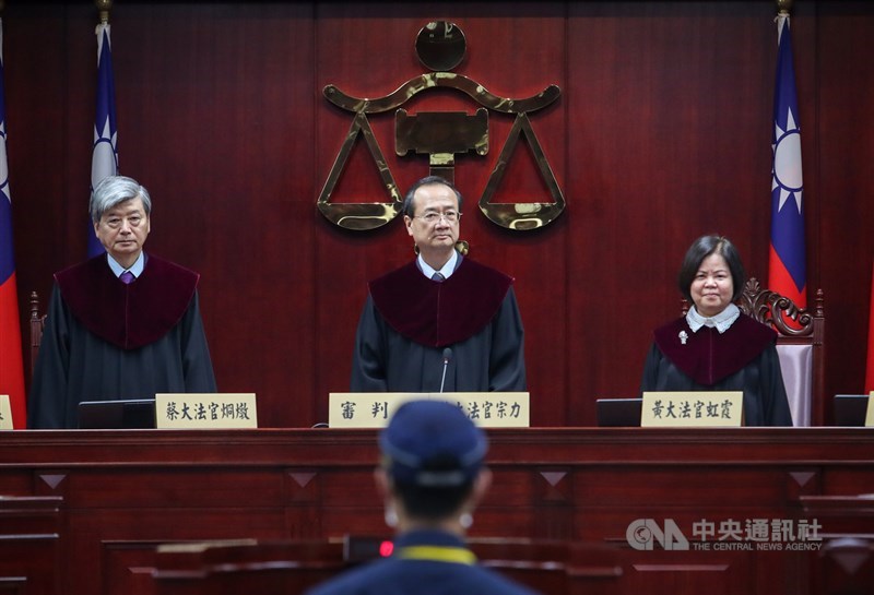 司法院大法官會議做出釋字第791號解釋,身兼大法官的司法院長許宗力(中)率所有大法官,29日下午在憲法法庭公開宣示釋憲結果,刑法第239條通姦罪及刑事訴訟法第239條但書「對於配偶撤回告訴者,其效力不及於相姦人」規定違憲,立即失效。中央社記者裴禛攝 109年5月29日