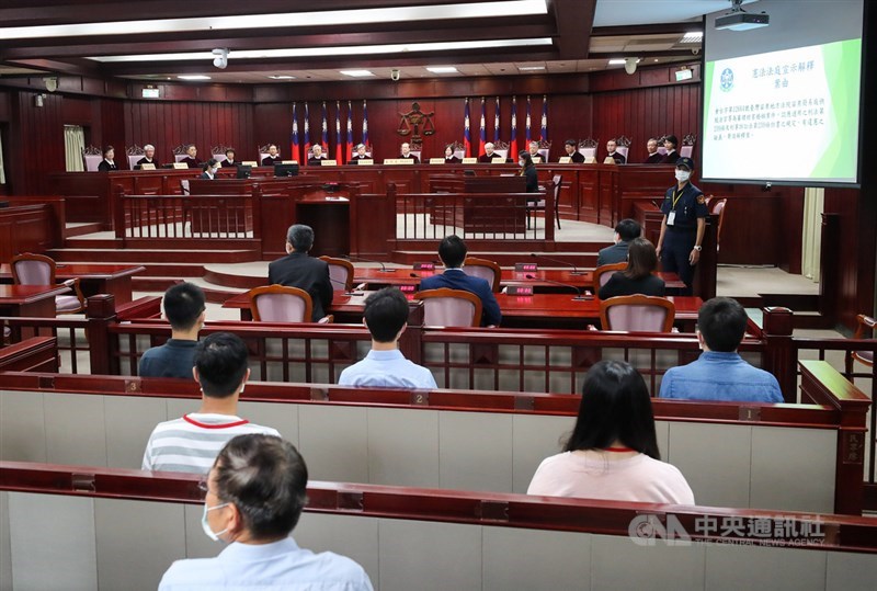 針對刑法第239條通姦罪、刑事訴訟法第239條但書是否違憲,司法院大法官會議做出釋字第791號解釋,29日下午在憲法法庭公開宣示,刑法第239條通姦罪及刑事訴訟法第239條但書「對於配偶撤回告訴者,其效力不及於相姦人」規定違憲,立即失效。中央社記者裴禛攝 109年5月29日