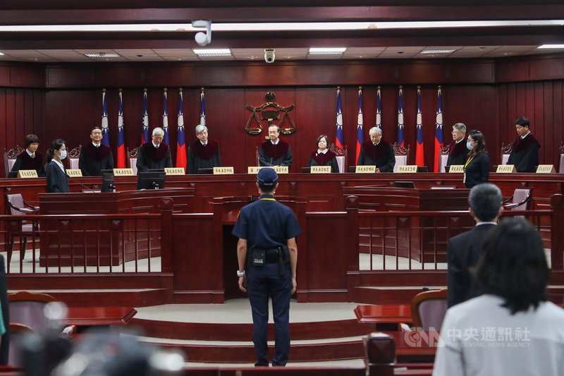 司法院大法官會議29日做出釋字第791號解釋,刑法第239條通姦罪及刑事訴訟法第239條但書「對於配偶撤回告訴者,其效力不及於相姦人」規定違憲,立即失效。圖為司法院長許宗力(後中)率大法官於憲法法庭公開宣示釋憲結果。中央社記者裴禛攝 109年5月29日