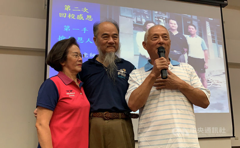 前空軍飛官許德英(中)民國74年駕駛F-5E戰鬥機失事,彈出機外落在台南市新營區新東國中操場,他29日重返校園,與當時為他急救的體育老師湯立新(右)和校護蘇瑞菊(左)相聚。中央社記者張榮祥台南攝 109年5月29日