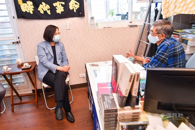 總統蔡英文(左)29日造訪位於台北中山區的銅鑼灣書店,拜訪書店創辦人林榮基(右),感謝林榮基對香港人權自由民主的堅持。中央社記者林俊耀攝 109年5月29日