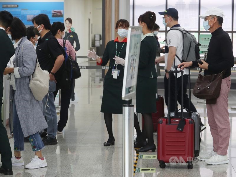 配合口罩出口禁令解除,財政部關務署公告,6月1日廢除旅客只能攜帶250片口罩出境的限制。(中央社檔案照片)