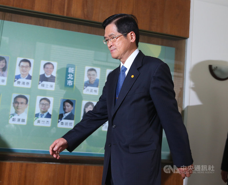 國防部長嚴德發29日表示,中共一直不放棄武力犯台,使台海情勢日趨嚴峻,國軍、國防部很小心,謹慎掌握情勢,也會做好各方面應處;透過情監偵掌握情勢,目前狀況沒有異常、特殊。中央社記者謝佳璋攝 109年5月29日