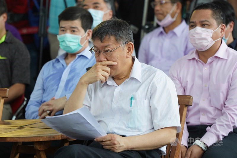 台北市長、台灣民眾黨主席柯文哲(前中)30日出席「花博農民市集-枋寮漁菓節」,接受媒體聯訪時被問及民眾黨新任秘書長一事,柯文哲說,很誠懇地邀請謝立功當黨秘書長。中央社記者徐肇昌攝 109年5月30日