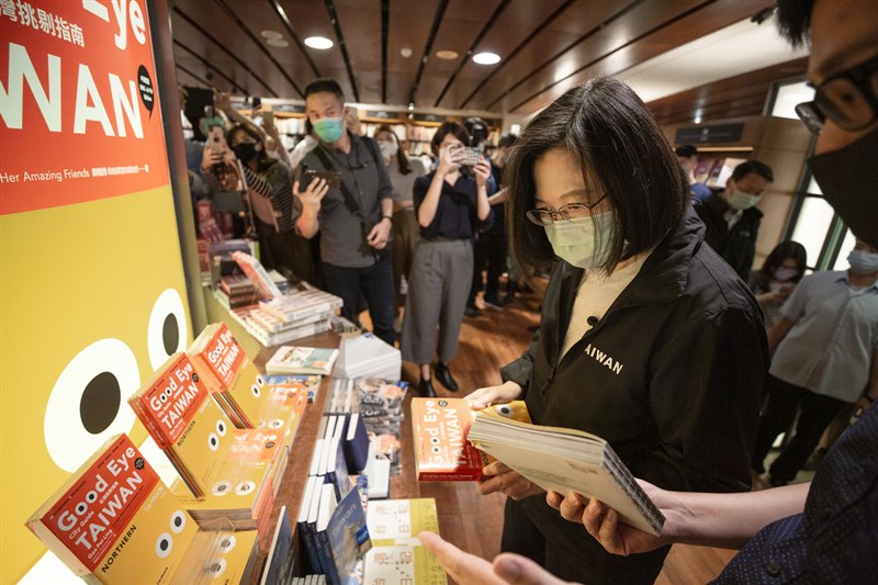 總統蔡英文(前右2)27日下午利用行程空檔,赴誠品敦南店,重溫過去逛書店的時光。(總統府提供)中央社記者葉素萍傳真 109年5月27日
