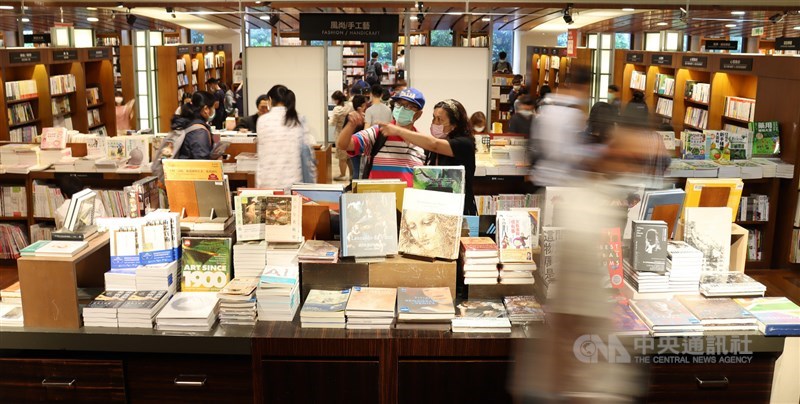 全球首家24小時書店誠品敦南店5月底將熄燈,23日許多民眾把握最後時光前往店內看書。中央社記者張新偉攝 109年5月23日