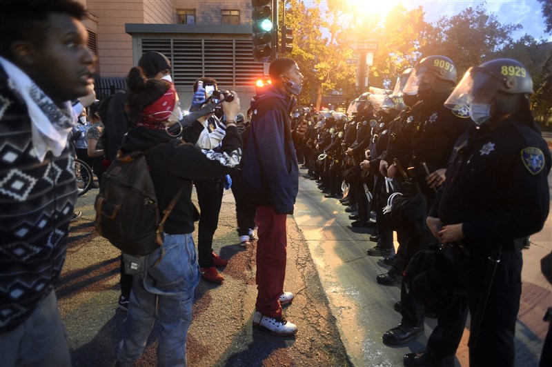 美國加州奧克蘭市爆發抗議美警暴力的示威活動,警方宣告非法集會後,隨即使用催淚瓦斯驅離人群。(安納杜魯新聞社提供)