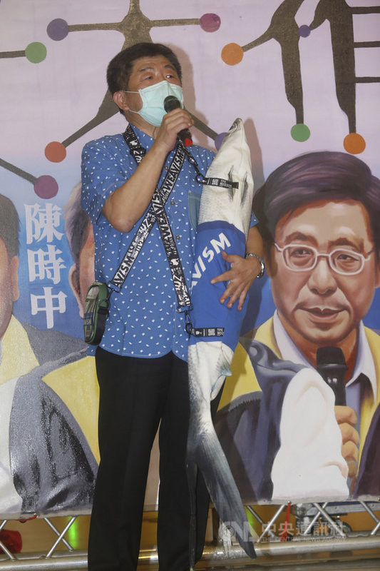 中央流行疫情指揮中心指揮官陳時中30日率隊南下台南展開兩天一夜「防疫樂活遊」,下午造訪奇美博物館,陳時中也卸下筆挺西裝,換上休閒襯衫向眾人致意。中央社記者董俊志台南攝 109年5月30日