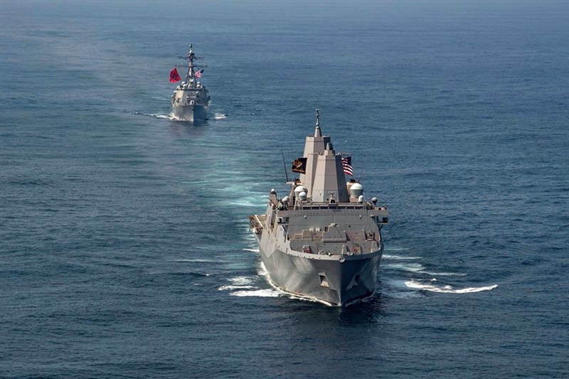 中國「兩會」舉行期間,美軍在東海、南海一帶動作頻仍,美太平洋艦隊在臉書粉專公佈聖安東尼奧級兩棲船塢運輸艦紐奧良號(前)與勃克級導向飛彈驅逐艦裴拉塔號在東海執行任務的照片。(圖取自美軍太平洋艦隊臉書facebook.com)