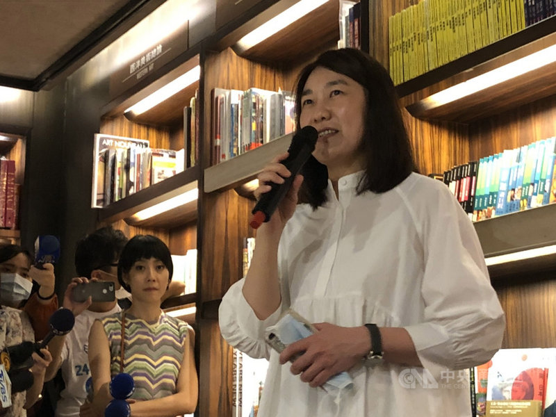 誠品董事長吳旻潔31日出席敦南誠品閉幕活動,提到誠品敦南店就像母店一樣,因為所有成長與發展都從這家店開始,她也為能提前規劃、好好跟誠品敦南店說再見,感到幸運。中央社記者蘇思云攝 109年5月31日