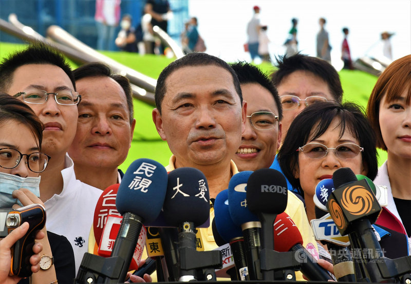 新北市長侯友宜(中)31日對國民黨籍前移民署長謝立功將擔任台灣民眾黨秘書長一事表示,只要願意為國家社會努力做事,都要給予滿滿的祝福。中央社記者王鴻國攝 109年5月31日