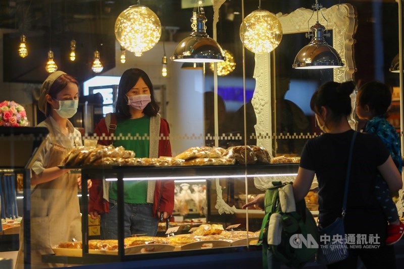 行政院規劃推出振興券刺激消費,每人支付1000元換取3000元振興券,知情人士表示,取得居留許可的外籍或陸籍配偶也納入實施對象。(中央社檔案照片)