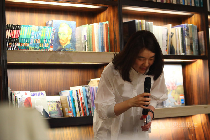 誠品敦南店即將結束營業,誠品董事長吳旻潔31日下午接受媒體聯訪,會中深深一鞠躬感謝各界對誠品的支持與關注。中央社記者王騰毅攝 109年5月31日
