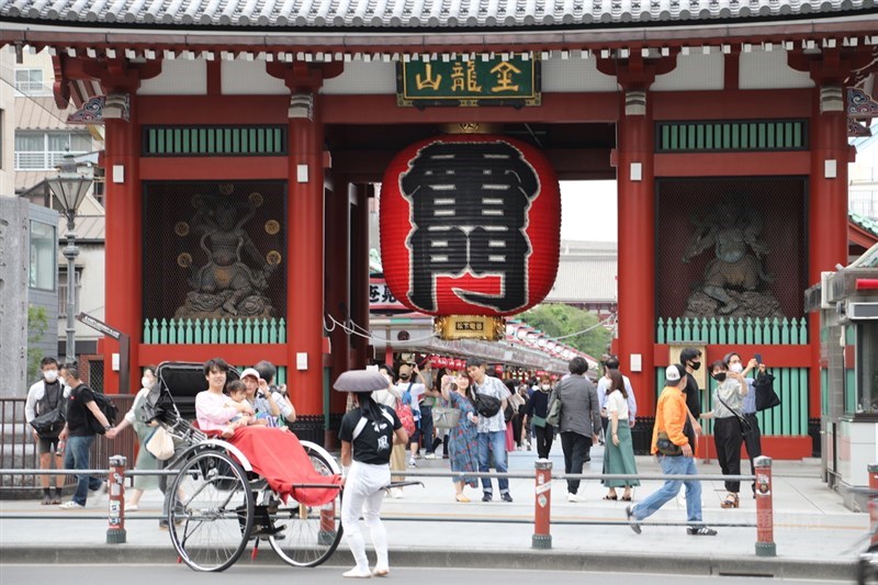 日本政府因應武漢肺炎疫情4月7日宣布緊急事態宣言,5月25日全面解除。30日是解禁後第一個週末,東京知名景點淺草雷門前暌違近2個月湧進人潮。中央社記者楊明珠東京攝 109年5月30日