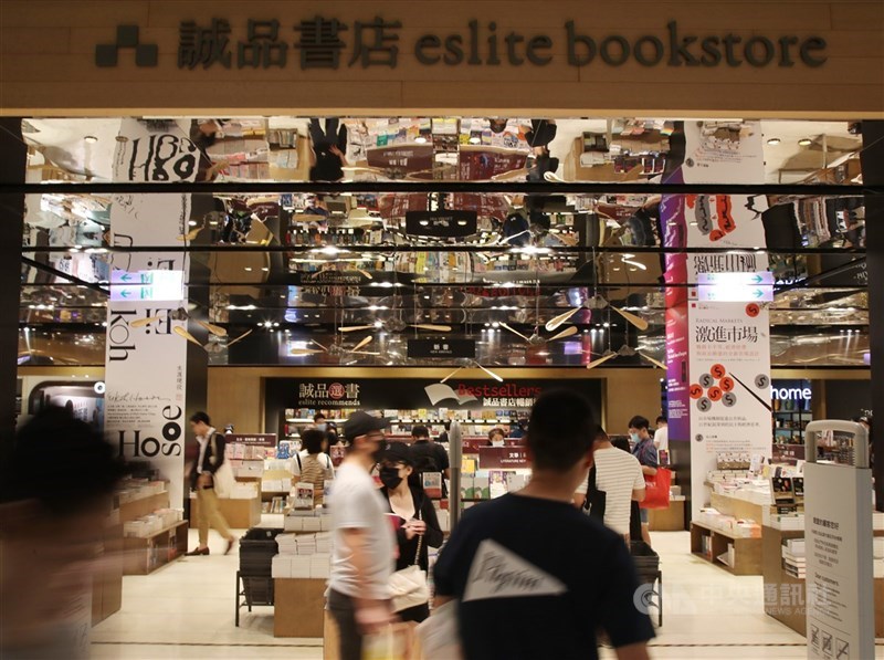 全球首家24小時書店誠品敦南店31日將吹響熄燈號,未來改由信義店(圖)接棒24小時營運,並於29日展開試營運。中央社記者張新偉攝 109年5月29日
