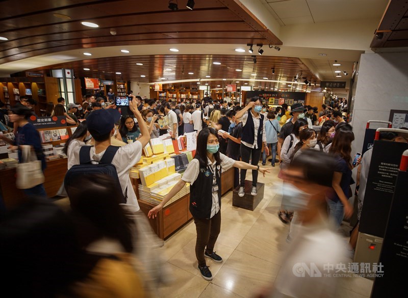「不打烊書店」誠品敦南店吹熄燈號,31日迎來最後一夜,晚間書店內人潮不減,店員也出動在入口處協助引導。中央社記者裴禛攝 109年5月31日