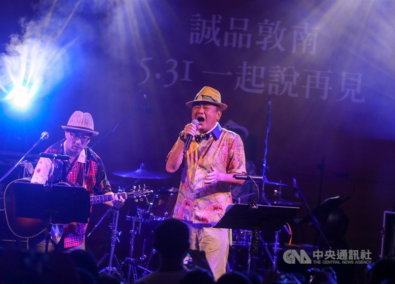 誠品敦南店6月1日凌晨零時起正式熄燈,31日晚間特別在戶外廣場舉辦演唱會「星空下的Live騷動」,多組音樂人輪番演出,歌手陳昇(中)壓軸開唱。中央社記者裴禛攝 109年5月31日