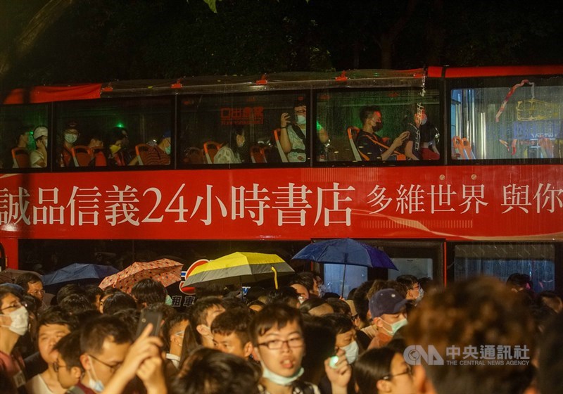 陪伴民眾走過多個年頭的「不打烊書店」誠品敦南店1日凌晨零時正式熄燈,現場並同步啟動「靈感不打烊巴士」,接駁民眾前往接棒24小時營運的誠品信義店。中央社記者裴禛攝 109年6月1日