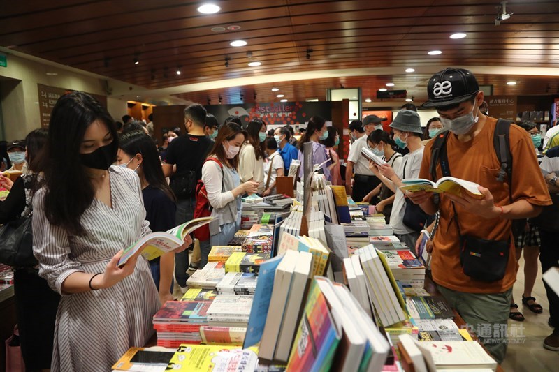 誠品敦南店即將熄燈,31日吸引大批讀者到訪,把握最後時光在店內看書。中央社記者王騰毅攝 109年5月31日