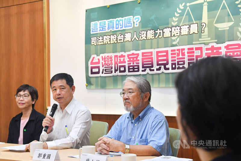 台灣陪審團協會1日在立法院舉辦記者會,邀請台灣民眾黨立委蔡壁如(左)與會,台灣陪審團協會理事長鄭文龍(左2)說,召開記者會是希望能讓司法院知道,台灣人民擁有擔任陪審員的素質,司法院不要故步自封,呼籲應採陪審制。中央社記者林俊耀攝 109年6月1日