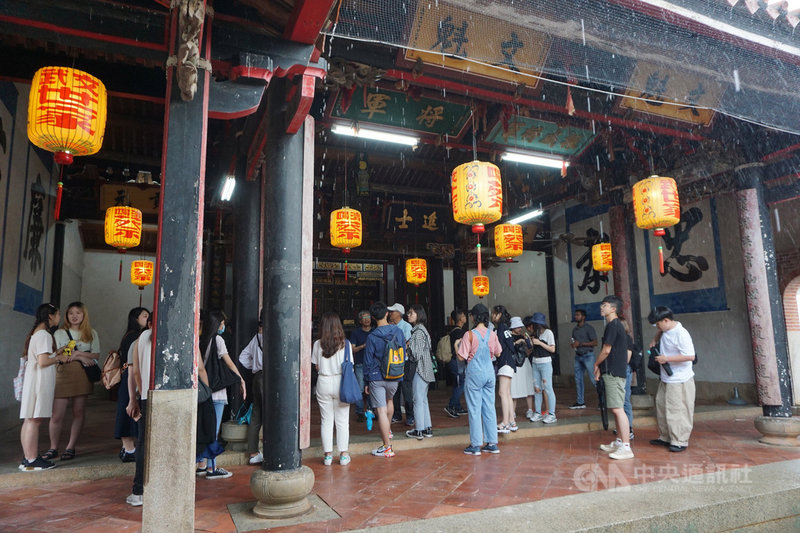 金門縣政府規劃新增「日遊瓊林、夜遊水頭」導覽遊程,近日登場試辦,為即將復甦的觀光商機試水溫。金門瓊林聚落的傳統建築保存良好,「蔡氏家廟祭祖儀典」也已被登錄為無形文化資產。中央社記者黃慧敏攝 109年6月1日