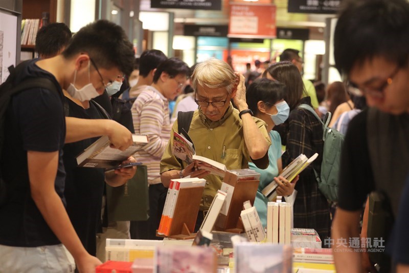 誠品敦南店最後一天營業日,人潮意外讓書店內被擠得水洩不通,31日晚間不少愛書人也把握機會,前來選購書籍捧場。中央社記者裴禛攝 109年5月31日