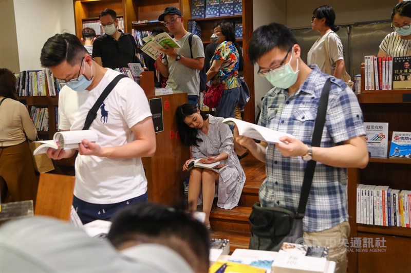 誠品敦南店31日將結束營業,許多民眾趁著假日前往店內閱讀書籍,與誠品敦南店共度最後一刻。中央社記者王騰毅攝 109年5月31日