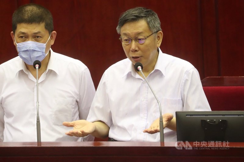 遠見雜誌日前公布民調,台北市長柯文哲(右)施政滿意度墊底,他1日在議會表示,台北市民要求很高,民調會再往上,穩紮穩打就好,不用緊張。中央社記者吳家昇攝 109年6月1日