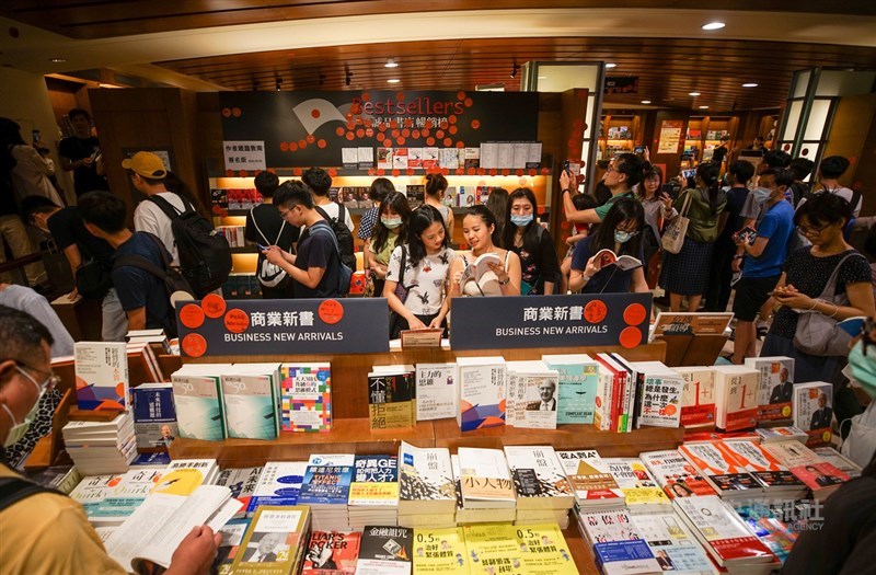 誠品敦南店31日為營運最後一夜,儘管閉店時刻越來越近,人潮依舊不減,民眾在店內或是翻閱書籍、或是拍照留念,把握機會留下最後回憶。中央社記者裴禛攝 109年5月31日