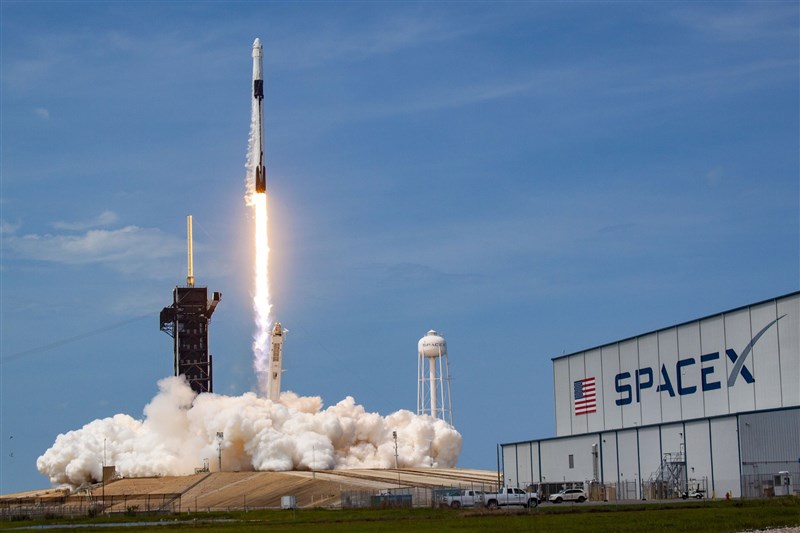 美國太空探索科技公司(SpaceX)5月30日發射火箭,31日成功以太空船將太空人送抵國際太空站,成為首家成功執行載人太空飛行任務的民間企業。(圖取自twitter.com/SpaceX)