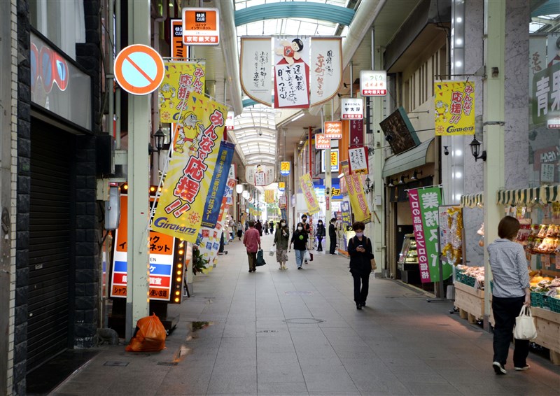 北九州市已連續10天有確診病例,累計113起確診病例,其中36起查不出感染源。圖為31日北九州小倉北區的商店街。(共同社提供)