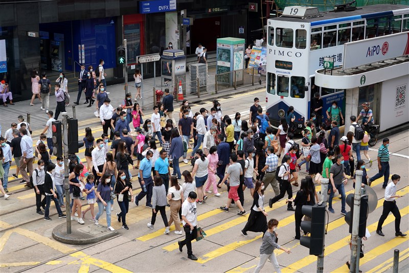 香港出現全球首例二度感染武漢肺炎病例,中國大陸防疫專家張文宏25日指出,若消息屬實,在疫情高發及流行地區,「再感染」會成為常態。圖為香港中環民眾大多戴口罩上街。(中新社)