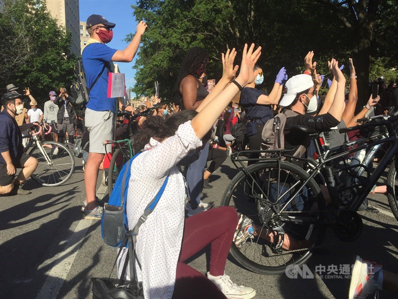 非裔男子遭警方壓頸致死引發全美示威抗議,抗議群眾連續4天集結在白宮外,大喊「黑人的命也是命」等口號。中央社記者江今葉華盛頓攝 109年6月2日