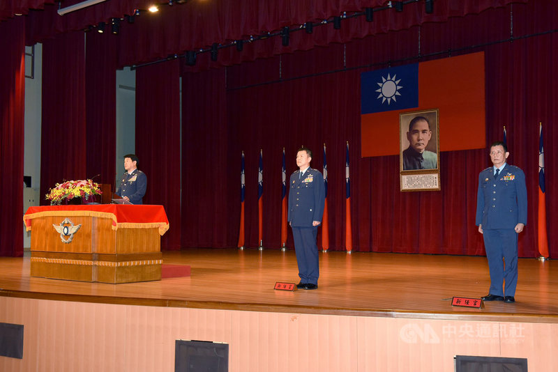 空軍司令熊厚基上將(左1)1日主持副司令暨參謀長新職介紹暨頒獎典禮。新任空軍副司令為鄭榮豐(左2)中將,新任參謀長為黃志偉少將(右1)。(軍聞社提供)中央社記者陳韻聿傳真 109年6月2日